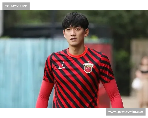 海港门将颜骏凌与范德萨互动，吉祥物亮相增添赛前趣味